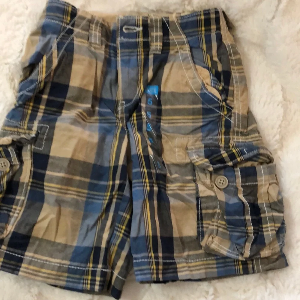 Children’s Place adjustable waist cargo shorts, NWT, size 5.
